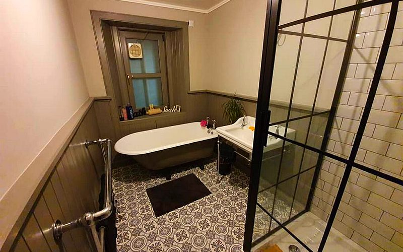 Victorian vintage style bathroom